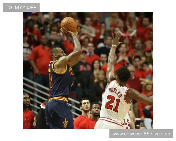 詹姆斯赛前与队友模仿乔丹经典动作，致敬传奇时刻