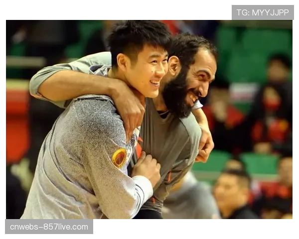 山东高速主场致敬老将贾诚,为其颁发“忠橙之盾”纪念奖牌 山东高速主场致敬老将贾诚,为其颁发“忠橙之盾”纪念奖牌